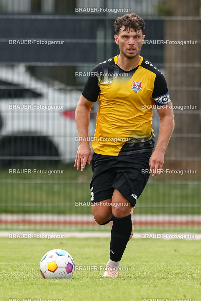 1_SVSKFC_20250726_0938.JPG -  - SV Schermbeck - KFC Uerdingen  - Testspiel | Schermbeck, Deutschland, 26.07.25: Ole Päffgen (KFC Uerdingen) in Aktion, am Ball, Einzelaktion während des Testspiel Spiels zwischen SV Schermbeck - KFC Uerdingen  in der Volksbank Arena am 26. July 2025 in Schermbeck, Deutschland. (Foto von Stefan Brauer/Brauer-Fotoagentur)