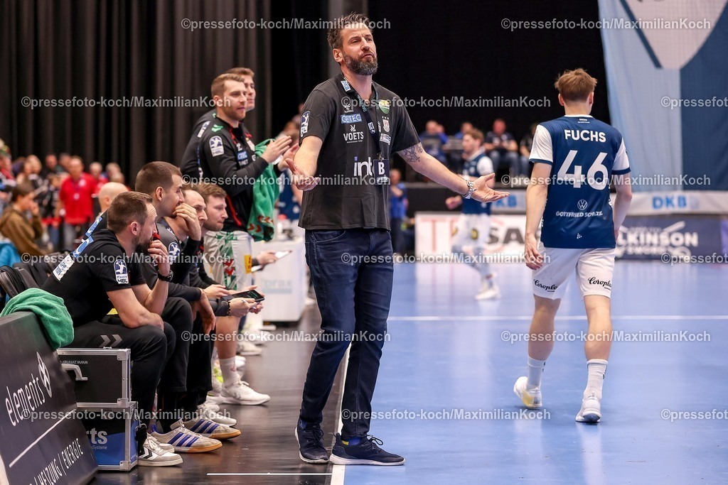 BHC15032601020 | 15.03.2026, Handball, HBL, Bergischer HC - SC Magdeburg, Mitsubishi Electric HALLE Düsseldorf: Cheftrainer Bennet Wiegert (SC Magdeburg #hc) gestikulierend am Spielfeldrand  