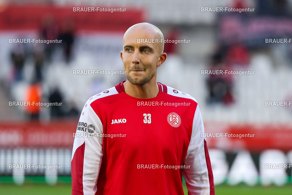 Rot-Weiss Essen - 1.Fc Schweinfurt | Essen, Deutschland, 02.11.2025 Tobias Kraulich  (Rot-Weiss Essen) schaut während des 3.Liga Spiels zwischen  Rot-Weiss Essen und 1.Fc Schweinfurt am 02.11.2025 im Stadion an der Hafenstraße in Essen. (Foto von Timo Bluhmki-Schmidt/Brauer Fotoagentur