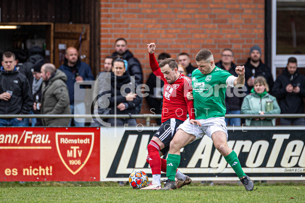 Mit zwei Toren mal wieder der Matchwinner bei Union Bevensen - Lukas Burghardt (rechts_ im Duell mit Römstedts Marc-Dominic Mießner). | immodelaporte-sportfotos - Realisiert mit Pictrs.com