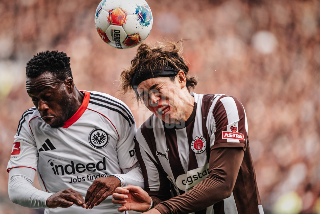 Fußball | Männer | Saison 2025/2026  | Fußball-Bundesliga | 25. Spieltag | FC St. Pauli vs. Eintracht Frankfurt | 08.03.2026 | v.l. Adam Dzwigala (#25, FC St. Pauli) gegen Tomoya Ando (#15, FC St. Pauli)