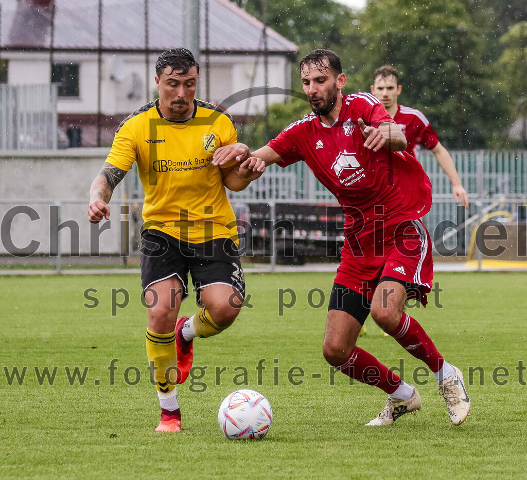 2023-07-29_069_FC_Finsing_gegen_SC_Kirchasch | Finsing, Deutschland, 29.07.2023:
Fußball, Kreisliga 2023 / 2024, 1. Spieltag, FC Finsing gegen SC Kirchasch, Endergebnis: 0:2

Alexander Mrowczynski (SC Kirchasch, #23), Dominik Keuter (FC Finsing, #18)

Foto: Christian Riedel / fotografie-riedel.net
