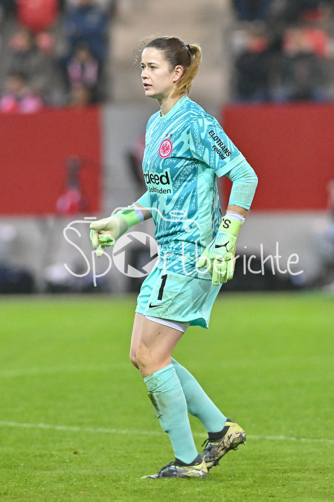 FC Bayern München Frauen - SG Eintracht Frankfurt Frauen | im Bild Stina JOHANNES (Eintracht Frankfurt Frauen 1) / Freisteller / Einzelfoto / Google Pixel Frauen Bundesliga: FC Bayern Muenchen - Eintracht Frankfurt, FC Bayern Campus am 04.11.2024