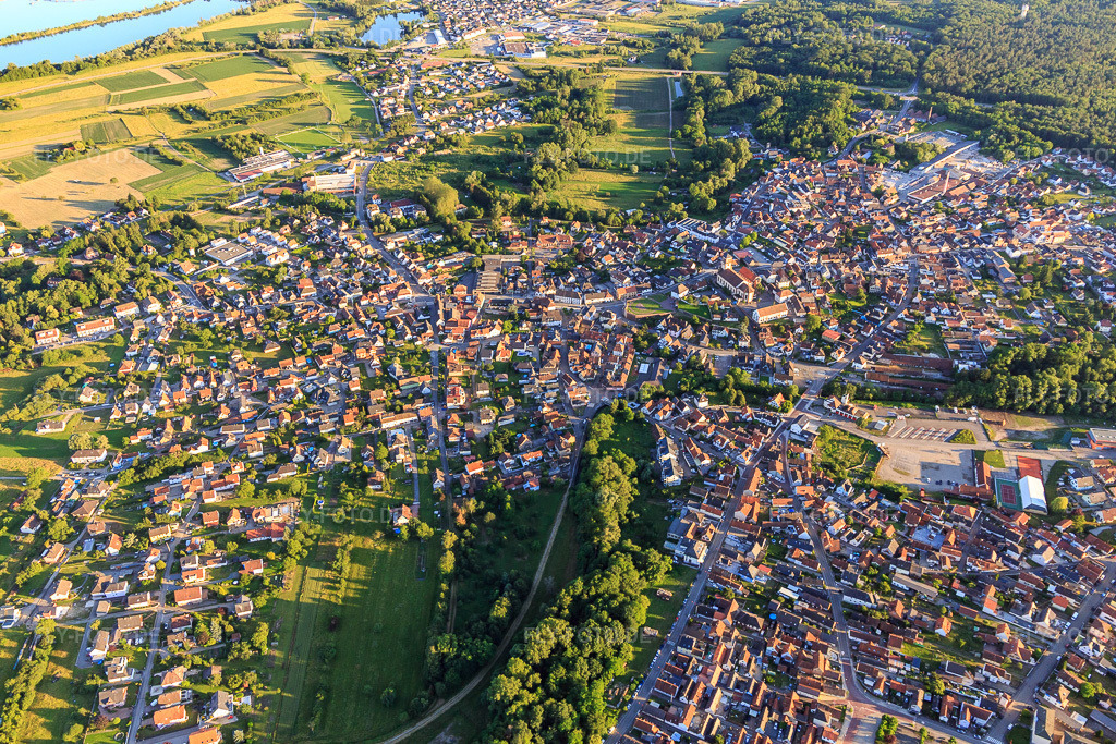 Luftbild: Ortsübersicht aus Nordwesten in Soufflenheim im Bundesland Bas-Rhin in Frankreich. – Foto: IMG_115512.jpg vom 16.06.2019 durch Werner Riehm/FLY-FOTO.de – Auflösung des Originals: 5253 x 3502 px