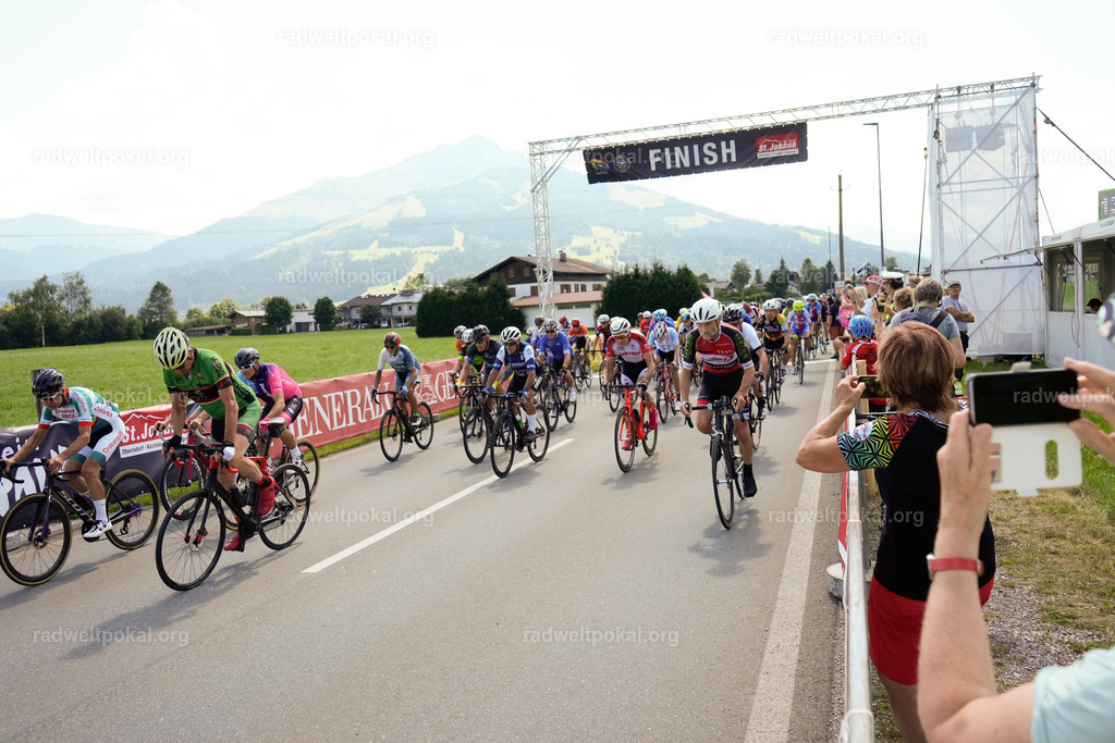 500_20230817_Bewerb_Maenner_Muehlanger | AUT - OESTERREICH, 2023-08-16: SPORT RENNRAD-FAHREN - 55. INTERNATIONALER RADWELTPOKAL IN ST. JOHANN IN TIROL  - Vintage-Radrennen mit WM-Bronze-Medaillen-Siegerin Christina Schweinberger, den Teilnehmer und Alexander Baumann (vom Orginastions-Team) - TAG 2 BEWERB MAENNER IN SECHS GRUPPEN  ; Foto: Roland Muehlanger