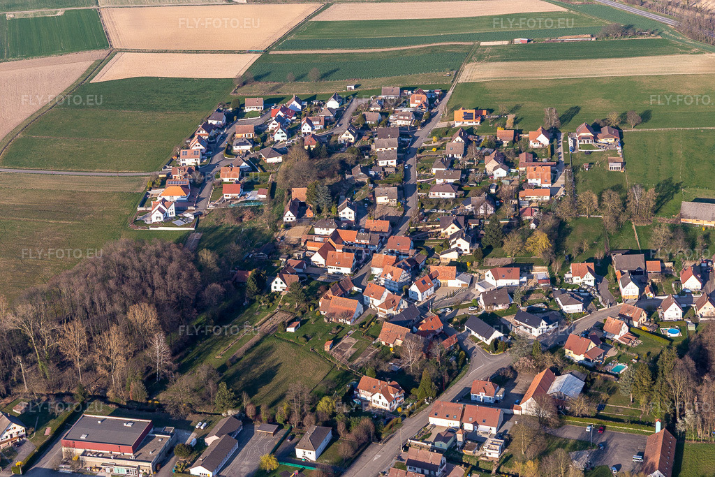 Vue aérienne: Rue des Fleurs à Riedseltz dans le département Bas Rhin, France. Photo: IMG_130954.jpg prise le 22/03/2022 par Werner Riehm/FLY-FOTO.euRésolution de l'original: 5472 x 3648 px