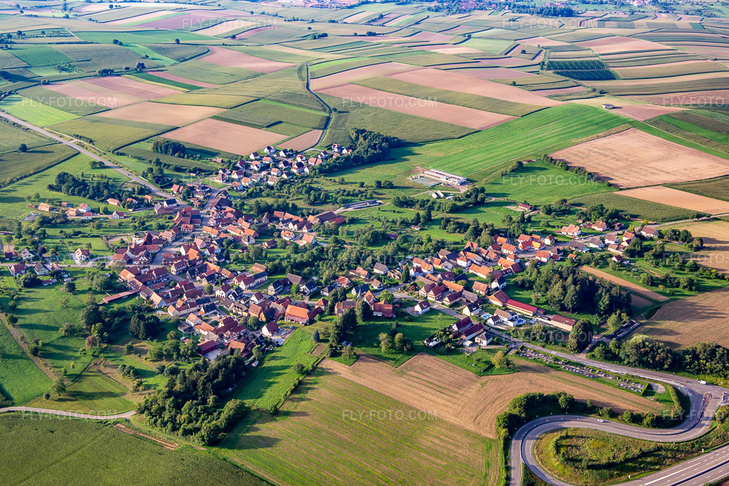 Aerial view: Hermerswiller in Hoffen in the state Bas-Rhin, France. – Photo: IMG_138100.jpg taken on 08/19/2023 by Werner Riehm/FLY-FOTO.com – Resolution of the original: 5472 x 3648 px