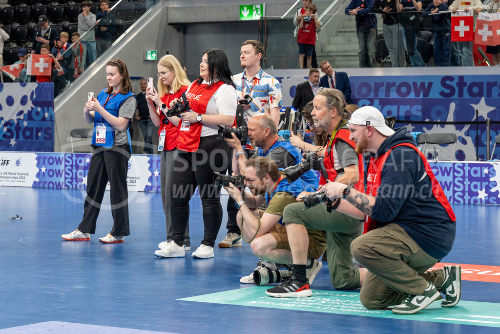 2025 Men's U19 WFC - Finland v Czechia | during 2025 Men's U19 WFC, Switzerland: 04.05.2025, Zürich, Swiss Life Arena.Event page: <a href="https://www.u19wfc2025.ch/">www.u19wfc2025.ch</a>Credit: Markus Aeschimann, <a href="https://markus-aeschimann.ch">markus-aeschimann.ch</a>Instagram: <a href="https://instagram.com/sportfotografie.aeschimann">@sportfotografie.aeschimann</a> - Realisiert mit Pictrs.com