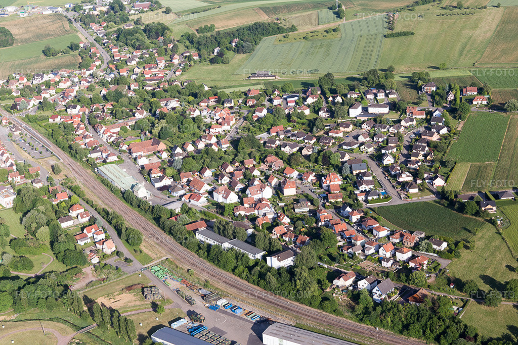 Aerial view: View of the town in Kutzenhausen in the state Bas-Rhin, France.Photo: IMG_100780.jpg taken on 06/08/2017 by Werner Riehm/FLY-FOTO.comResolution of the original: 5472 x 3648 px