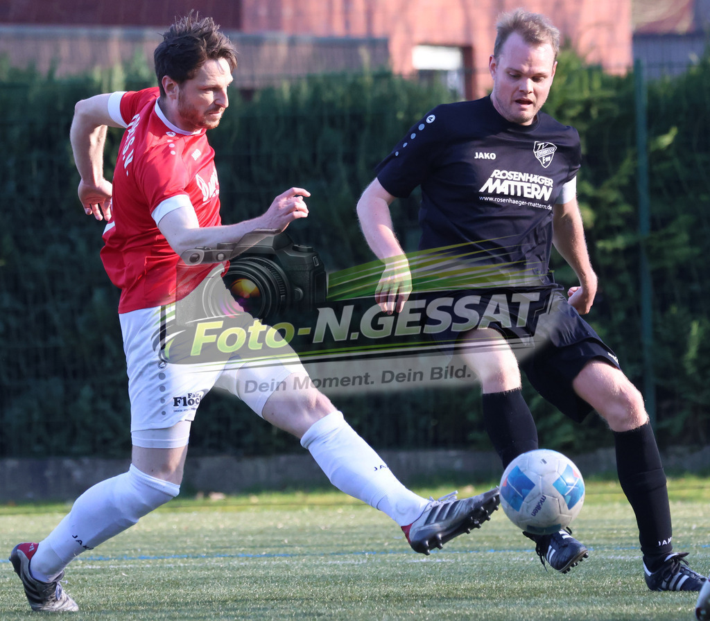 Bünder SV - TV Elverdissen | Auf dem Bild zu sehen: rot Bünder SV: Denis Müller ; schwarz TV Elverdissen: Merlin KaiserBünder SV, TV Elverdissen, Saison 25/26, Kreisliga A, Deutschland - Realisiert mit Pictrs.com