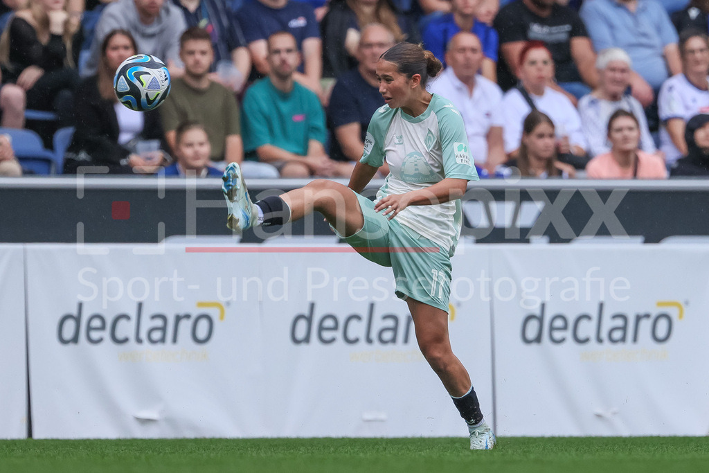 Fussball, DFB-Pokal Frauen, DSC Arminia Bielefeld - SV Werder Bremen | v.li.: Amira Dahl (SV Werder Bremen, 17) am Ball, Freisteller, Einzelbild, Ganzkörper, Aktion, Action, Spielszene, DIE DFB-RICHTLINIEN UNTERSAGEN JEGLICHE NUTZUNG VON FOTOS ALS SEQUENZBILDER UND/ODER VIDEOÄHNLICHE FOTOSTRECKEN. DFB REGULATIONS PROHIBIT ANY USE OF PHOTOGRAPHS AS IMAGE SEQUENCES AND/OR QUASI-VIDEO.
