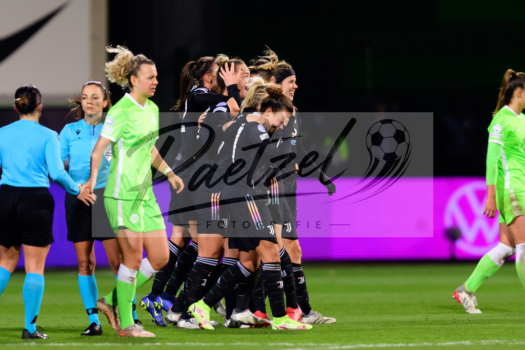 WOBJUV20211118_073 | Fussball, Frauen: . Spielerinnen von Juventus FC Schlussjubel, jubelt nach dem 0:2 Sieg bei dem Spiel der UEFA Women´s Champions League zwischen VfL Wolfsburg und Juventus Turin im AOK-Stadion am 18.11.2021 in Wolfsburg, Deutschland. - Realisiert mit Pictrs.com