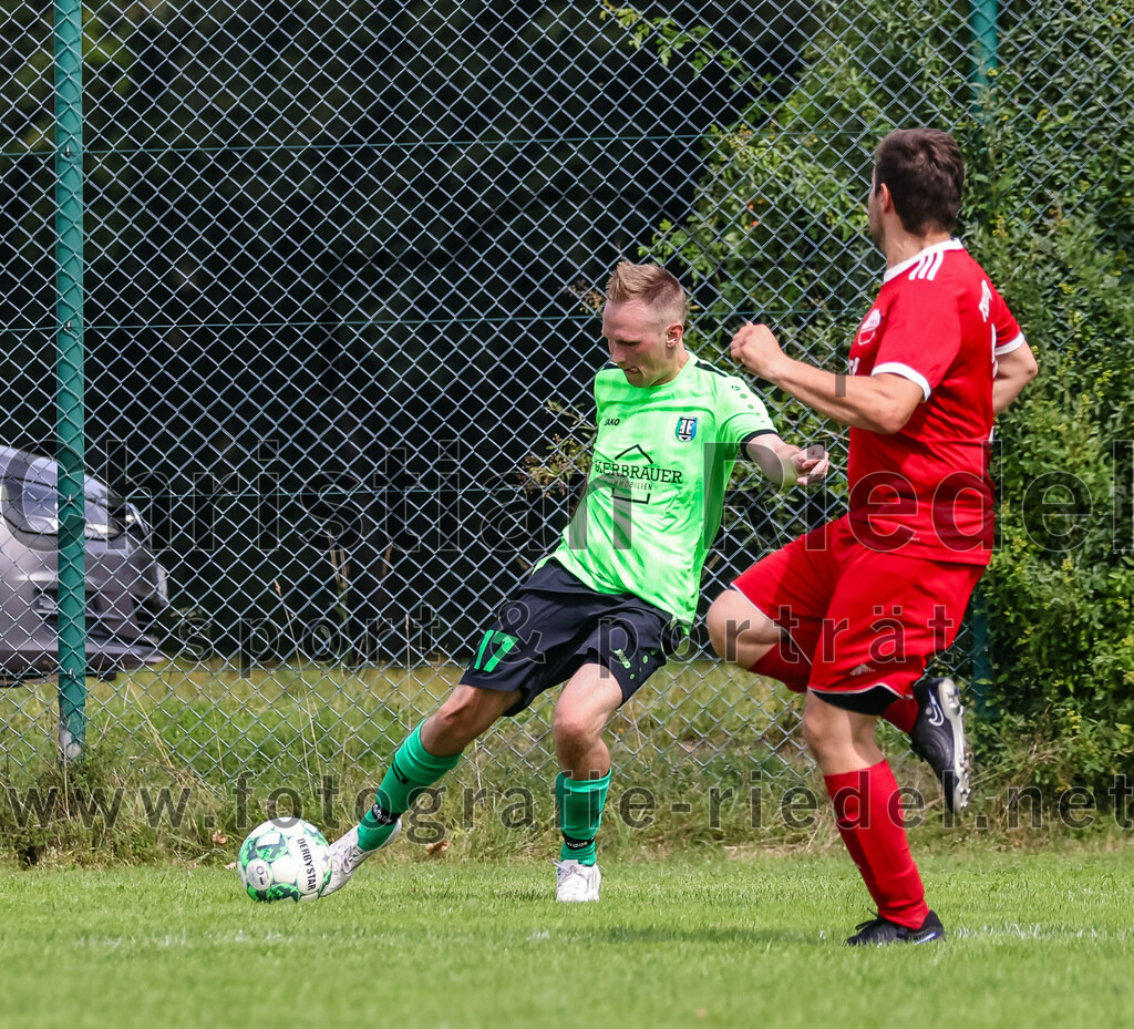 2023-09-03_008_TSV_Oberpframmern_II_gegen_TSV_Hohenbrunn_II | Oberpframmern, Deutschland, 03.09.2023:
Fußball, B-Klasse 2023 / 2024, 3. Spieltag, TSV Oberpframmern II gegen TSV Hohenbrunn II, Endergebnis: 0:2

Jan Tappermann (TSV Hohenbrunn, #17), Thomas Kronester (TSV Oberpframmern, #2)

Foto: Christian Riedel / fotografie-riedel.net