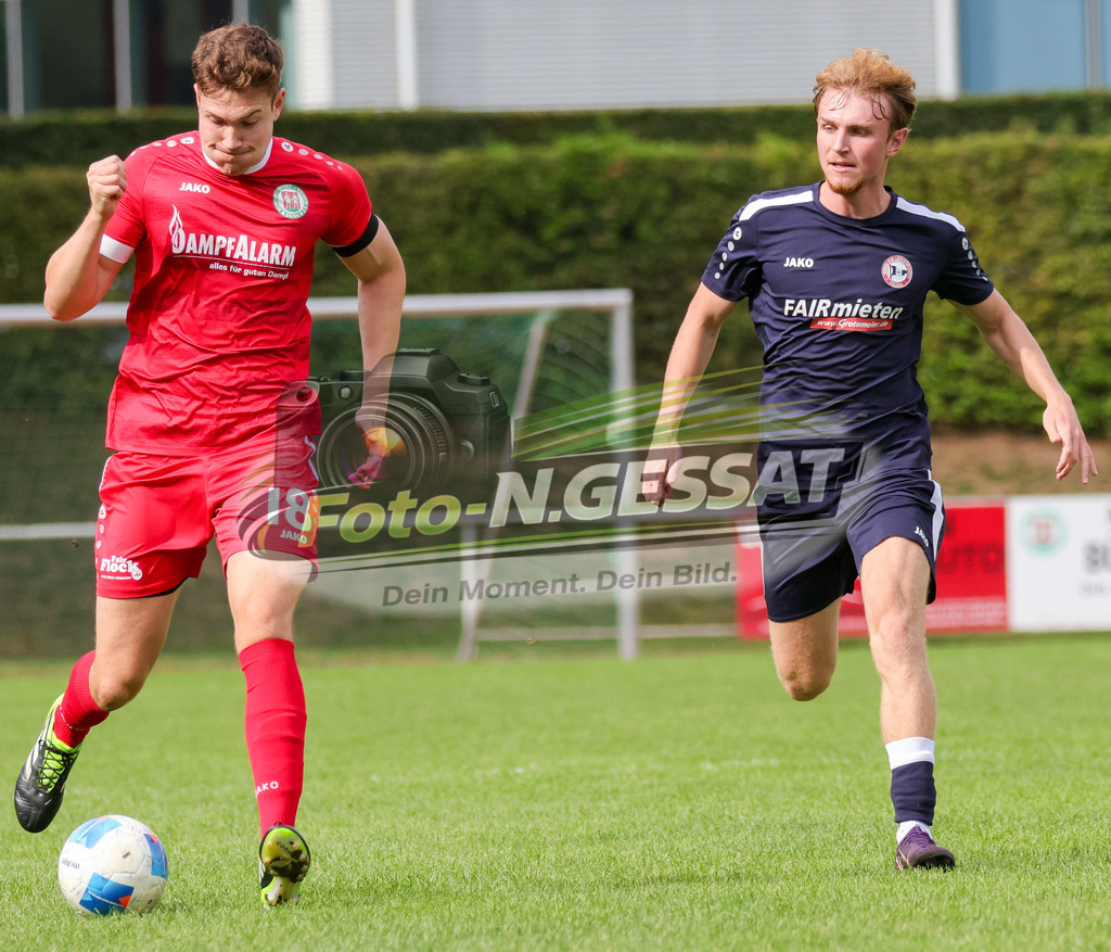 Bünder SV - VfL Holsen | Auf dem Bild zu sehen: rot Bünder SV: Yannis Bohmeyer ; blau VfL Holsen: Yurii Cherkas Bünder SV, VfL Holsen, Saison 26/27, Kreisliga A, Bünde, Deutschland - Realisiert mit Pictrs.com