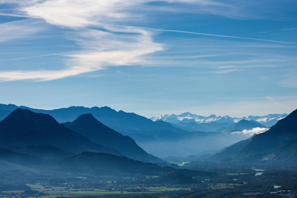 dr__0092197.jpg | OBERAUDORF 01.10.2021 Von Bergen umsäumte Tallandschaft Blick in das Inntal in Oberaudorf im Bundesland Bayern, Deutschland. // Valley landscape surrounded by mountains Blick in das Inntal in Oberaudorf in the state Bavaria, Germany. Foto: Daniel Reiter