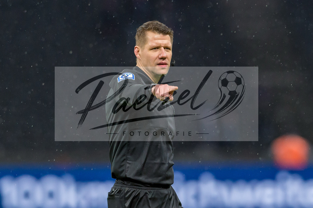 BSCRBL20220220_063 | Fussball, Herren: Schiedsrichter Patrick Ittrich gestikuliert, Gestik bei dem Spiel der 1. Bundesliga zwischen Hertha BSC und RB Leipzig im Olypiastadion am 20.02.2022 in Berlin, Deutschland.DFB / DFL REGULATIONS PROHIBIT ANY USE OF PHOTOGRAPHS AS IMAGE SEQUENCES AND/OR QUASI-VIDEO. - Realisiert mit Pictrs.com