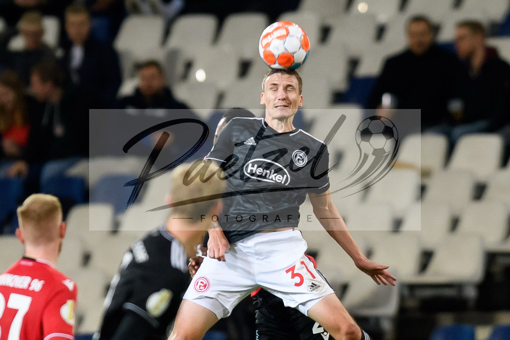 H96DUS20211027_030 | Fussball, Herren: Gael Ondoua (Hannover 96) und Marcel Sobottka (Fortuna Duesseldorf) im Zweikampf bei dem Spiel der 2. Runde im DFB-Pokal zwischen Hannover 96 und Fortuna Duesseldorf in der HDI-Arena am 27.10.2021 in Hannover, Deutschland.DFB / DFL REGULATIONS PROHIBIT ANY USE OF PHOTOGRAPHS AS IMAGE SEQUENCES AND/OR QUASI-VIDEO. - Realisiert mit Pictrs.com