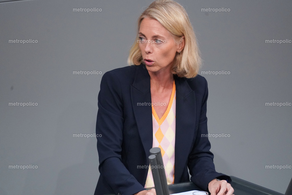 Claudia Raffelhüschen | Metropolico