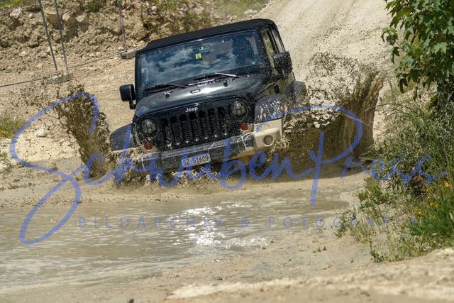 DSC08980 | Vierradfahrzeuge testen unterschiedliches Terrain - ueber Stock und Stein

Offroad Grundkurs im Steinbruch. Unterschiedliche Fahrgegebenheiten mit dem gelaendegaengigem Offroad-Fahrzeug. 

Deutschland, Geisingen, Steinbruch Meichle und Mohr, 10.06.2023