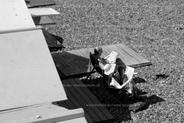 Zeitungsleser-Paar am Meer | Gesehen in Treport, Normandie