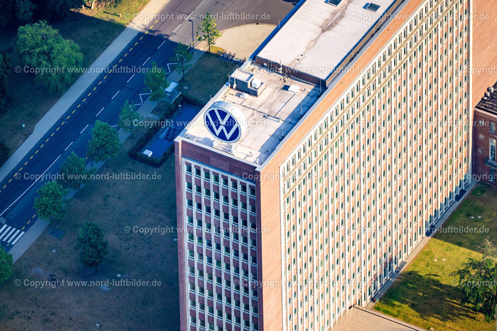 Wolfsburg_Markenhochhaus_Volkswagen_ELS_0182050623 | WOLFSBURG 05.06.2023 Büro- und Unternehmensverwaltungs- Hochhaus- Gebäude " Markenhochhaus " von VW Volkswagen in Wolfsburg im Bundesland Niedersachsen, Deutschland. // Office and corporate administration high-rise building "Markenhochhaus" from VW Volkswagen in Wolfsburg in the state Lower Saxony, Germany. Foto: Martin Elsen