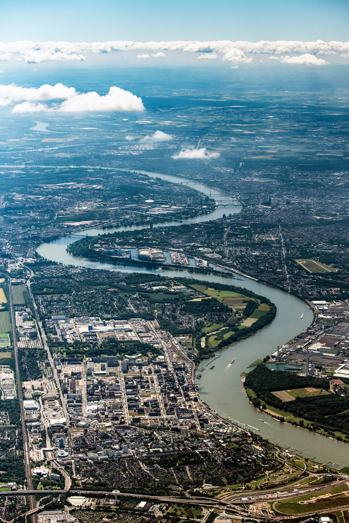 dr__0024294.jpg | KöLN 17.06.2019 Kurvenförmige Mäander - Schleife der Uferbereiche am Rhein Flußverlauf in Köln im Bundesland Nordrhein-Westfalen, Deutschland. // Curved loop of the riparian zones on the course of the river Rhine in Cologne in the state North Rhine-Westphalia, Germany. Foto: Daniel Reiter