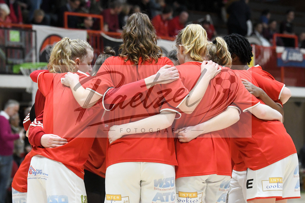 20200126_PANHAL_0017 | Basketball, Frauen: Die Mannschaft der GiroLive-Panthers Osnabrück bildete vor dem Spiel einen Kreis beim Spiel der Toyota DBBL zwischen GiroLive-Panthers Osnabrück vs. GISA LIONS SV Halle am 26.01.2020 im Panthers Dome in Osnabrück, Deutschland.(Foto von Nico Paetzel) - Realisiert mit Pictrs.com