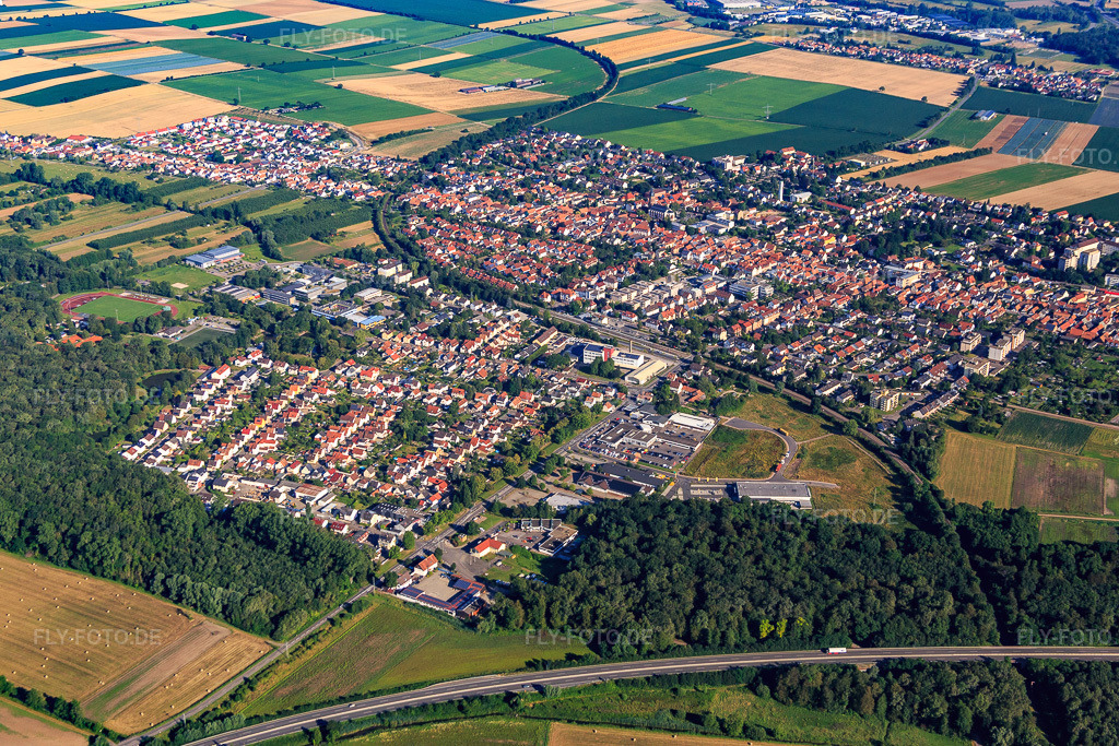 Luftbild: Stadtübersicht aus Südosten in Kandel im Bundesland Rheinland-Pfalz in Deutschland. Foto: IMG_091797.jpg vom 10.07.2016 durch Werner Riehm/FLY-FOTO.de