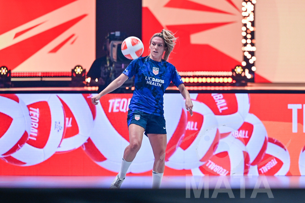 _DWI5951 | Carolyn Greco (USA) beim Frauen- Single Ungarn vs. USA bei der Teqball Weltmeisterschaft 2022 in der Kia Metropole Arena. Nürnberg, 27.11.2022 - Realisiert mit Pictrs.com