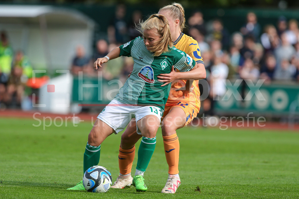 Fussball, Google Pixel Frauen-Bundesliga, SV Werder Bremen - TSG 1899 Hoffenheim | v.li.: Ricarda Walkling (SV Werder Bremen, 13) und Vanessa Diehm (TSG 1899 Hoffenheim, 32) im Zweikampf, Duell, Dynamik, Aktion, Action, Spielszene, DIE DFB-RICHTLINIEN UNTERSAGEN JEGLICHE NUTZUNG VON FOTOS ALS SEQUENZBILDER UND/ODER VIDEOÄHNLICHE FOTOSTRECKEN. DFB REGULATIONS PROHIBIT ANY USE OF PHOTOGRAPHS AS IMAGE SEQUENCES AND/OR QUASI-VIDEO.