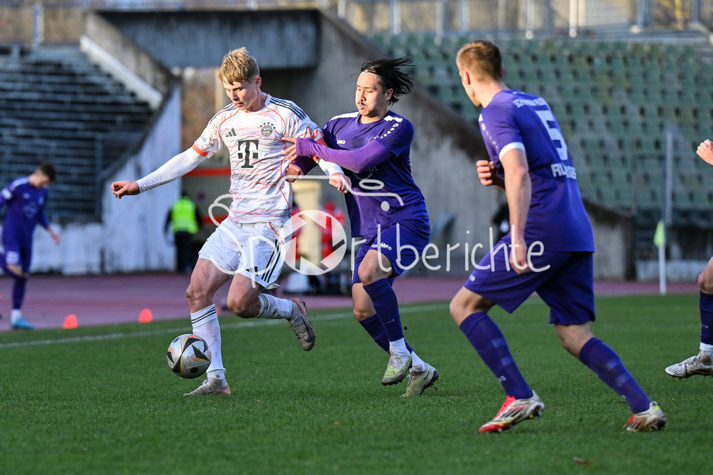 TSV Schwaben Augsburg - FC Bayern Amateure | AUGSBURG, GERMANY - 29. NOVEMBER: im Duell Anton HEINZ (FC Bayern München II 10) und Achitpol KEEREEROM (TSV Schwaben Augsburg 29) beim Ligaspiel zwischen dem TSV Schwaben Augsburg und den Amateuren des FC Bayern am 20. Spieltag der Regionalliga Bayern im Rosenaustadion