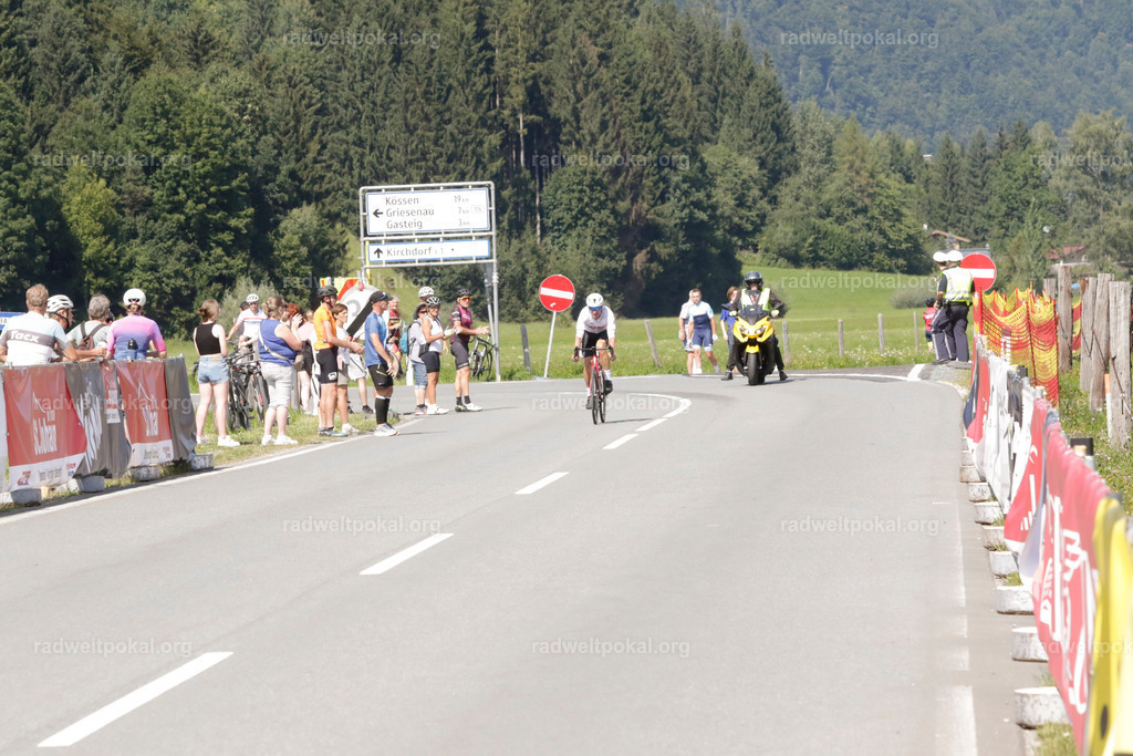 962_20230817_Bewerb_Maenner_Muehlanger | AUT - OESTERREICH, 2023-08-16: SPORT RENNRAD-FAHREN - 55. INTERNATIONALER RADWELTPOKAL IN ST. JOHANN IN TIROL  - Vintage-Radrennen mit WM-Bronze-Medaillen-Siegerin Christina Schweinberger, den Teilnehmer und Alexander Baumann (vom Orginastions-Team) - TAG 2 BEWERB MAENNER IN SECHS GRUPPEN  ; Foto: Roland Muehlanger