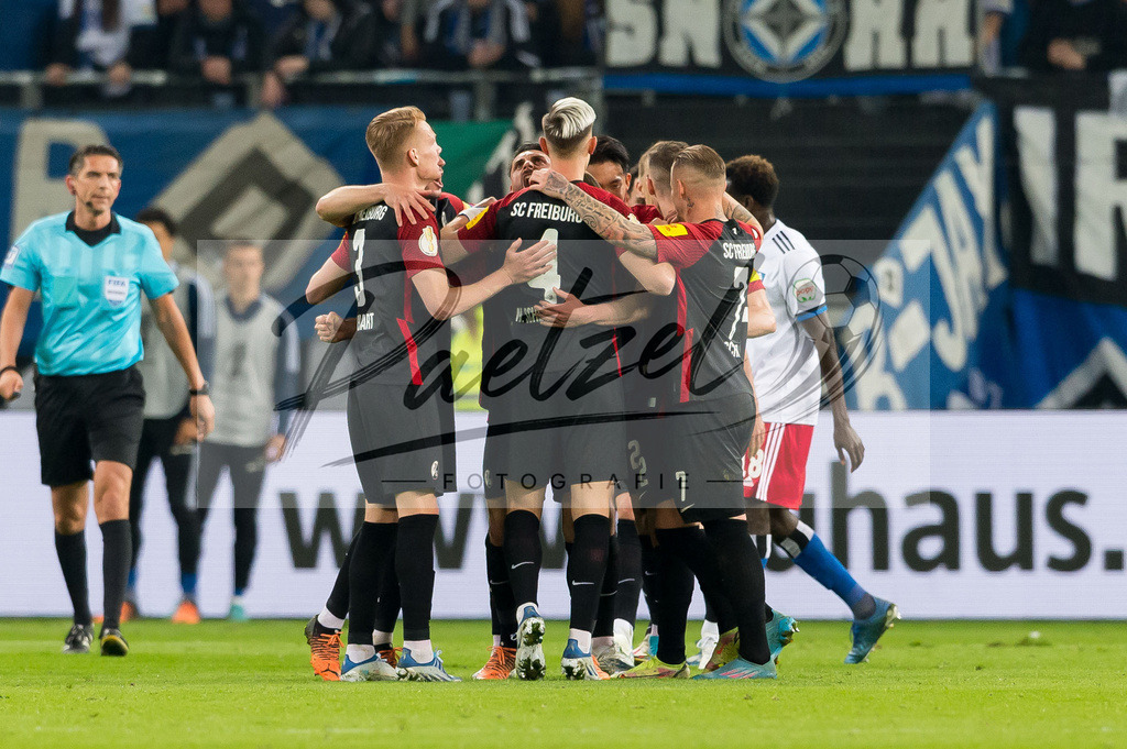 HSVSCF20220419_102 | Fussball, Herren: Vincenzo Grifo (SC Freiburg) Torjubel, jubelt mit seiner Mannschaft nach dem Treffer zum 0:3 beim DFB-Pokal-Halbfinalspiel zwischen Hamburger SV und SC Freiburg im Volksparkstadion am 19.04.2022 in Hamburg, Deutschland.DFB / DFL REGULATIONS PROHIBIT ANY USE OF PHOTOGRAPHS AS IMAGE SEQUENCES AND/OR QUASI-VIDEO. - Realisiert mit Pictrs.com