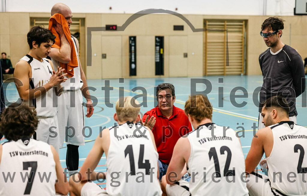 2022-12-03_064_TSV_Vaterstetten_gegen_TG_Landshut | Vaterstetten, Deutschland, 03.12.2022:
Basketball, Bayernliga Herren Südost 2022 / 2023, 7. Spieltag, TSV Vaterstetten gegen TG Landshut, Endergebnis: 71:78

Luca Maurice Kohll (TSV Vaterstetten, #7), Benicio Trinidad Paz (TSV Vaterstetten, #4), F. Sutur (TSV Vaterstetten, #3), D. Wolf (TSV Vaterstetten, #14), Trainer Daniel Paz (TSV Vaterstetten), Alain Gales (TSV Vaterstetten, #12), Christian Balszuweit (TSV Vaterstetten, #2)

Foto: Christian Riedel / fotografie-riedel.net