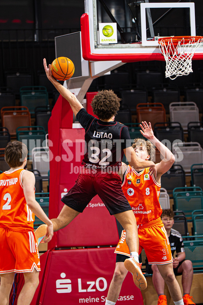 Basketball I Herren I Saison 2025-2026 I ProB Nord I 21. Spieltag I Rasta Vechta II - Iserlohn Kangaroos I 2910 | Tyson Leitao (32, Iserlohn Kangaroos) über Moritz Grüß (8, RASTA Vechta II) - Realisiert mit Pictrs.com