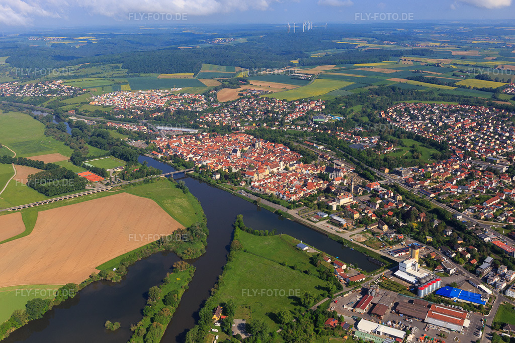 Luftbild: Stadtübersicht aus Südosten mit Gewerbegebiet Hafen in Haßfurt im Bundesland Bayern in Deutschland. Foto: IMG_099885.jpg vom 25.05.2017 durch Werner Riehm/FLY-FOTO.de