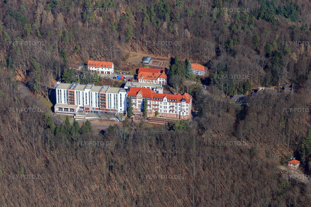 Luftbild: Fachklinik Eußerthal von Süden in Eußerthal im Bundesland Rheinland-Pfalz in Deutschland. – Foto: IMG_097015.jpg vom 25.02.2017 durch Werner Riehm/FLY-FOTO.de – Auflösung des Originals: 5472 x 3648 px – Fachklinik Eußerthal | Fachklinik Eußerthal