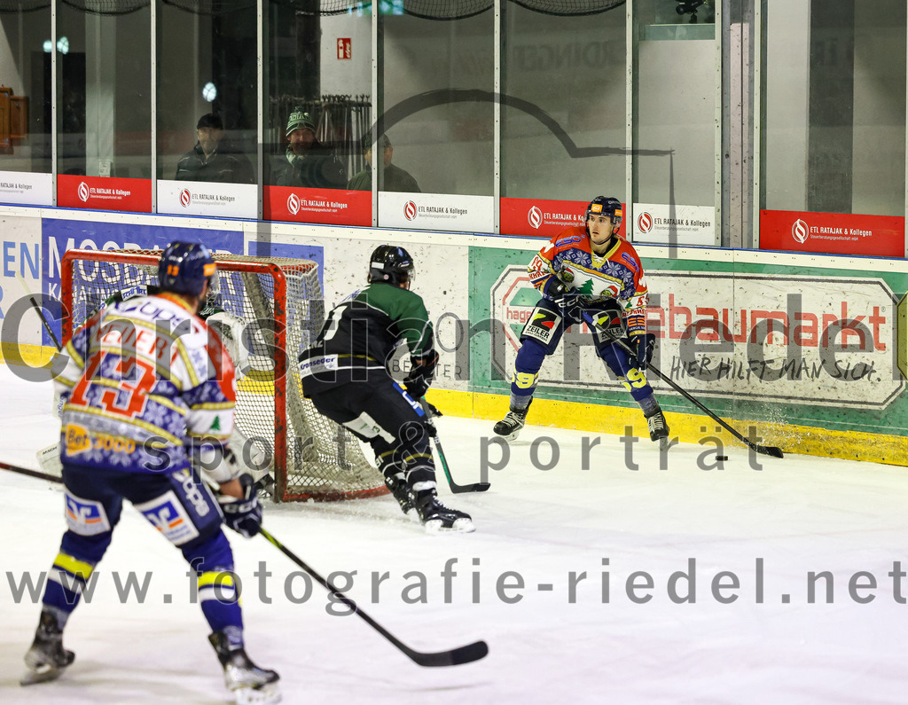 2022-12-09_059_TSV_Erding_gegen_EHC_Waldkraiburg | Erding, Deutschland, 09.12.2022:
Eishockey, Bayernliga 2022 / 2023, 19. Spieltag, TSV Erding gegen EHC Waldkraiburg, Endergebnis: 9:2

Christian Neuert (EHC Waldkraiburg, #13), Rudolf Lorenz (Erding Gladiators, #91), Leon Judt (EHC Waldkraiburg, #69)

Foto: Christian Riedel / fotografie-riedel.net