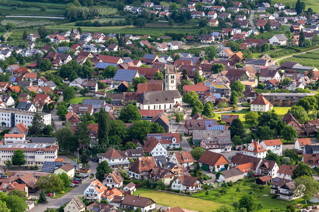 Luftbild: Kirche St.Martin in Frickingen im Bundesland Baden-Württemberg in Deutschland. Foto: IMG_132038.jpg vom 26.05.2022 durch Werner Riehm/FLY-FOTO.de: Gemeinde Frickingen