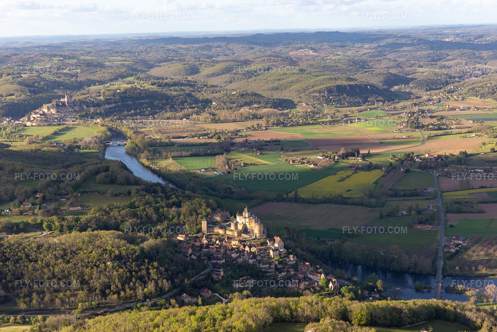 Aerial view: Chateau de Castelnaud-la-Chapelle overlooking the Dordogne in Castelnaud-la-Chapelle in the state Dordogne, France. – Photo: IMG_113548.jpg taken on 04/16/2019 by Werner Riehm/FLY-FOTO.com – Resolution of the original: 5472 x 3648 px