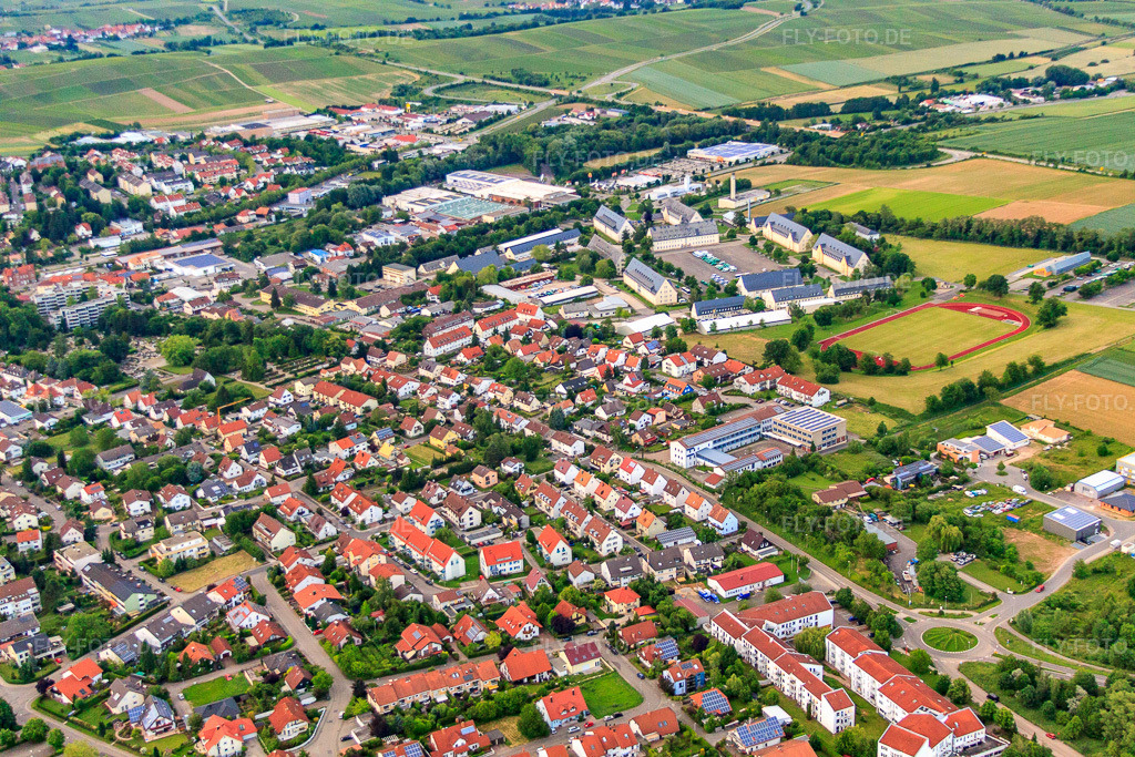 Luftbild: Schillerstraße mit Berufsbildende Schule Südliche Weinstraße in Bad Bergzabern im Bundesland Rheinland-Pfalz in Deutschland. Foto: IMG_58032.jpg vom 16.06.2013 durch Werner Riehm/FLY-FOTO.deBBS-Suew