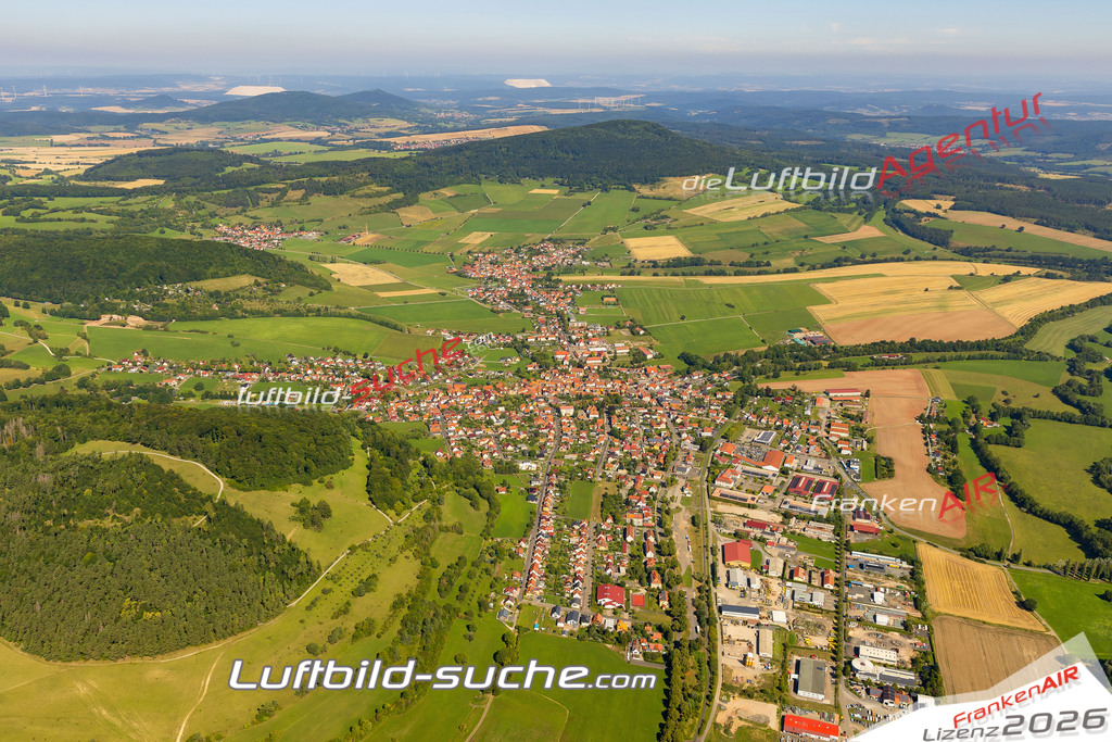 Bild der Stadt Dermbach - Die Luftaufnahme wurde 2025 vom UL-Flugzeug heraus erstellt ( keine Drohne ) - Hochauflösende Luftaufnahme - für professionelle Ausdrucke geeignet. Die Geschenkidee !Hier alle&nbsp;Infos zur Lizenzierung der LuftaufnahmeWir fliegen auch dieses Jahr wieder in Ihre Region um Luftbilder zu erstellen.- Luftbild anfragen