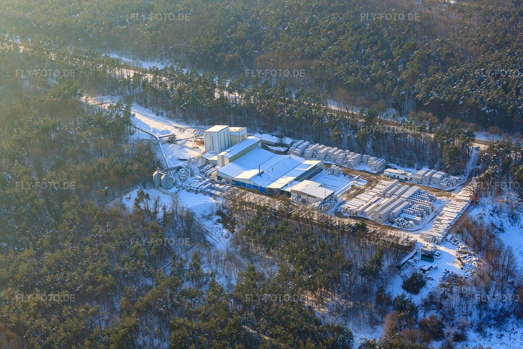 Luftbild: Kalksandsteinwerke Schencking GmbH & Co. KG, Werk Bienwald bei Schnee im Winter in Berg im Bundesland Rheinland-Pfalz in Deutschland. Foto: IMG_36552.jpg vom 05.01.2011 durch Werner Riehm/FLY-FOTO.deKalksandsteinwerke Schencking