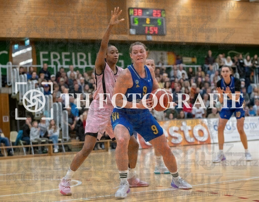 GER, Eisvoegel USC Freiburg - Alba Berlin, Basketball, Toyota Damen Basketball Bundesliga, 6. Spieltag, Saison 2022/2023, 12.11.2022 | Laina Snyder (Alba Berlin Frauen, #09) am Ball dahinter Christa Reed (USC Eisvoegel Freiburg, #33)

GER, Eisvoegel USC Freiburg - Alba Berlin, Basketball, Toyota Damen Basketball Bundesliga, 6. Spieltag, Saison 2022/2023, 12.11.2022

Foto: THF Sport/Thomas Heß