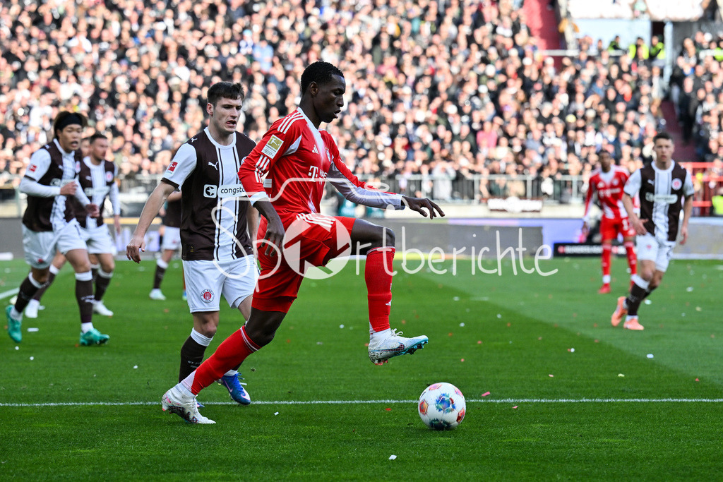 FC St. Pauli - FC Bayern München | ST. PAULI, DEUTSCHLAND - 11. APRIL: im Duell Arkadiuzsz PYRKA (FC St. Pauli 11) und Nicolas JACKSON (FC Bayern Munich 11) während dem Bundesligamatch zwischen dem FC St. Pauli und dem FC Bayern München am 29. Spieltag im Millerntor Stadion / DFL REGULATIONS PROHIBIT ANY USE OF PHOTOGRAPHS AS IMAGE SEQUENCES AND/OR QUASI-VIDEO