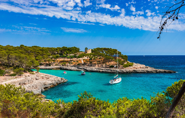 Beautiful bay with boats at the coast on Majorca island, Spain Mediterranean Sea | Idyllic bay with yacht boats at the beautiful seaside on Mallorca, Spain Mediterranean Sea - Realisiert mit Pictrs.com