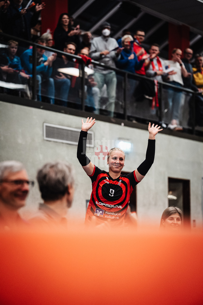 Volleyball | Frauen | Saison 2025/2026 | Volleyball Bundesliga | ETV Hamburger Volksbank Volleys vs. Ladies in Black Aachen | 29.10.2025 | Luise Klein (#9, ETV Hamburger Volksbank Volleys) läuft in die Halle ein