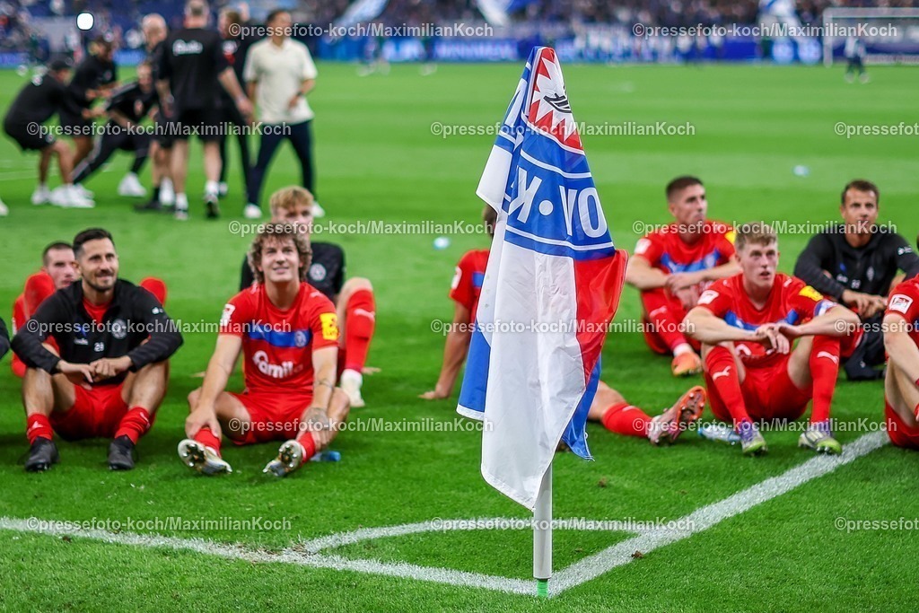 S0413092501204 | 13.09.2025, Fußball, FC Schalke 04 - Holstein Kiel, 5.Spieltag, 2. Fußball Bundesliga, Veltins-Arena Gelsenkirchen, Saison 2025 2026: Abschlussjubel nach dem 1:0 Sieg für Holstein Kiel. Die Mannschaft feiert den Erfolg vor der KurveDFB regulations prohibit any use of photographs as image sequences and or quasi-video.