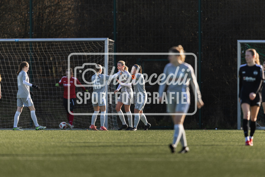 Fußball I Frauen I Saison 2025-2026 I Testspiel I DjK Wacker Mecklenbeck - BW Hollage I 08.02.2026-092 | Hannah Maruschke (15, BW Hollage) Marie Wulftange (8, BW Hollage) Svenja Torbecke (6, BW Hollage) - Realisiert mit Pictrs.com