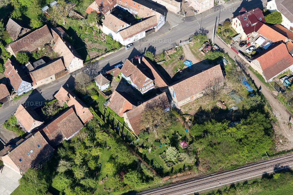 Vue aérienne: Vue de la ville à Uttenhoffen dans le département Bas Rhin, France. Photo: IMG_099426.jpg prise le 30/04/2017 par Werner Riehm/FLY-FOTO.euRésolution de l'original: 5472 x 3648 px